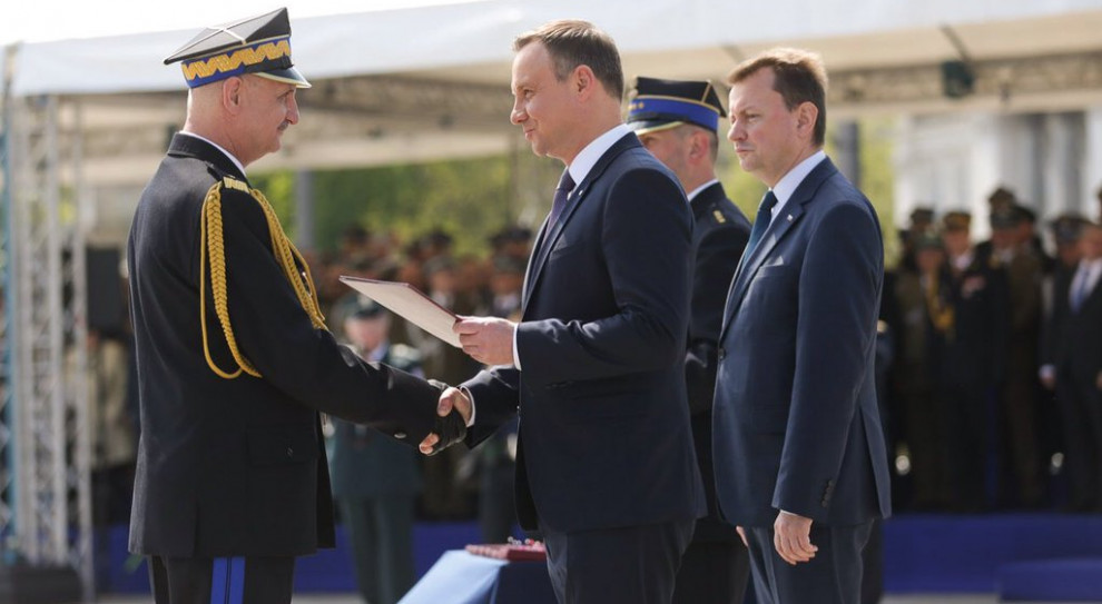 Prezydent Andrzej Duda wręcza nominację na generalski stopień nadbrygadiera szefowi Państwowej Służby Pożarniczej, Leszkowi Suskiemu. (fot. Twitter) Dzień Strażaka: Ponad dwieście osób ze stopniem oficera