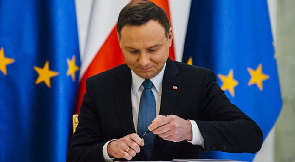 Prezydent Andrzej Duda podpisał nowelizację Karty Nauczyciela. (fot. prezydent.gov.pl) Godziny karciane znikną. Nowelizacja Karty Nauczyciela podpisana przez prezydenta
