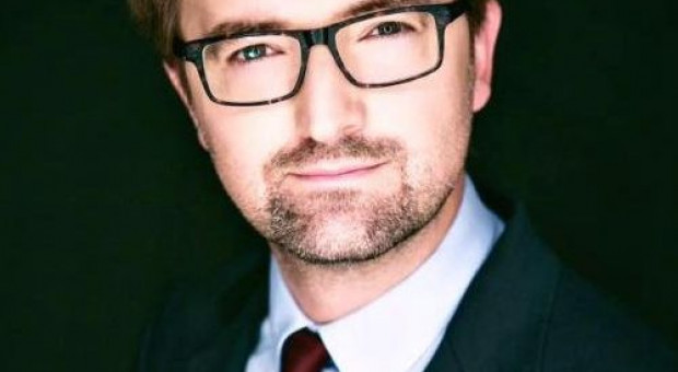 - Nie chcemy wprowadzić przymusu bezprzetargowego zlecania zadań spółkom komunalnym, to rozwiązanie jest dobrowolne - mówi Sławomir Mazurek. (Fot. Twitter) Wiceminister środowiska o in-house: Nie zmieniamy regulacji, żeby uderzać w firmy