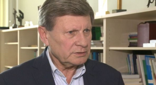 – Gdyby można było osiągnąć dobrobyt przez rozdawanie pieniędzy, jak w programie „Rodzina 500 plus”, to wszyscy na świecie byliby bogaci - komentuje prof. Leszek Balcerowicz. (Fot. Newseria) Balcerowicz: By dogonić Zachód, potrzeba nam uczciwej przedsiębiorczości, a nie rozdawania pieniędzy