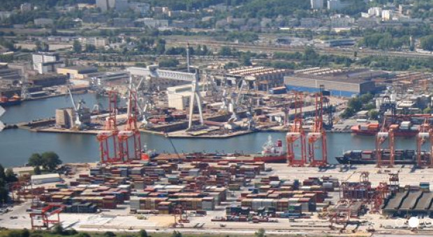 Z zarządem Portu Gdynia pożegnała się Krystyna Szambelańczyk oraz Walery Tankiewicz. Stanowisko prezesa zachował Janusz Jarosiński.(fot. port.gdynia.pl) Port Gdynia: Krystyna Szambelańczyk i Walery Tankiewicz odwołani z zarządu