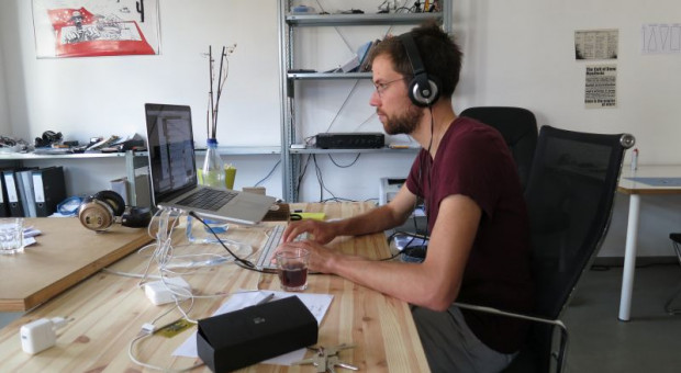 Istotną kwestią jest obecność firmy na portalach branżowych. (Linkedin, Goldeline czy w mediach społecznościowych Facebook, Twitter, Google+) oraz udział w wydarzeniach branżowych. (Fot. Alper Çuğun/Flickr, lic. CC BY 2.0) Praca dla informatyka: Jak rekrutować najlepszych?