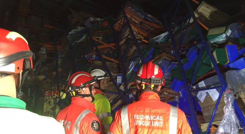 Osiem godzin trwała akcja ratunkowa w angielskiej firmie Edwards Transport w Hinstock (Wielka Brytania), w które pracownik z Polski został przygnieciony tonami kartonów z serem.(Fot. Facebook/Officialwmas) Wypadek, praca, Wielka Brytania: Polak przygnieciony kartonami z serem