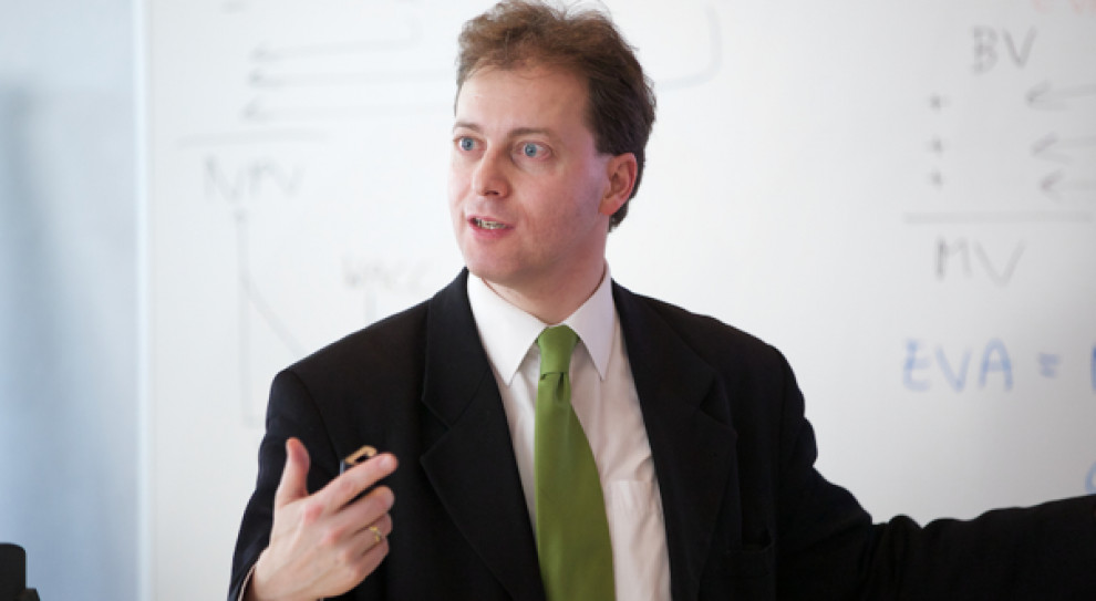 - Zaletą programu MBA jest to, że zdobyta wiedza przydaje się nie tylko w świecie finansów, ale też w innych branżach - mówi Manfred Frühwirth, academic director professional MBA Finance. (Fot. Mat. pras.) Praca w finansach, studia: MBA czy CFA na początku kariery?