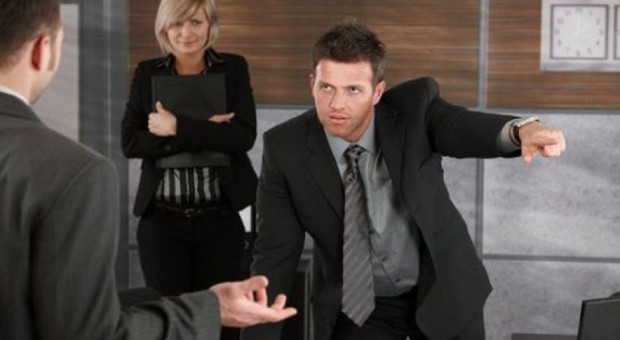 Pracodawcy powinni wypowiadać umowę o pracę na czas nieokreślony bez podania uzasadnienia? (Fot. Shutterstock) Wypowiedzenie bez uzasadnienia? Zachęciłoby do pracy na etat
