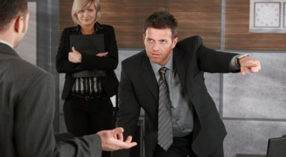 Pracodawcy powinni wypowiadać umowę o pracę na czas nieokreślony bez podania uzasadnienia? (Fot. Shutterstock) Wypowiedzenie bez uzasadnienia? Zachęciłoby do pracy na etat