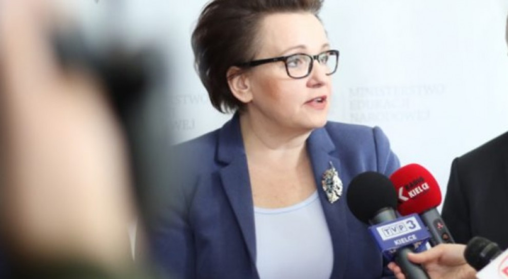 Zalewska skrytykowała wprowadzaną za rządów koalicji PO-PSL ewaluację, w której firmy zewnętrzne miały oceniać prace szkół na podstawie specjalnych ankiet (Anna Zalewska, fot.men.gov.pl) Zalewska: Nauczyciele wypełniają papierki zamiast uczyć