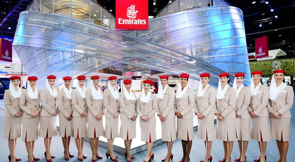 Potencjalni członkowie załogi pokładowej Emirates muszą mieć ukończone co najmniej 21 lat i płynnie posługiwać się językiem angielskim (fot.facebook.com/Emirates) Praca w Emirates, rekrutacja w Warszawie: Jakie wymagania dla kandydatów?