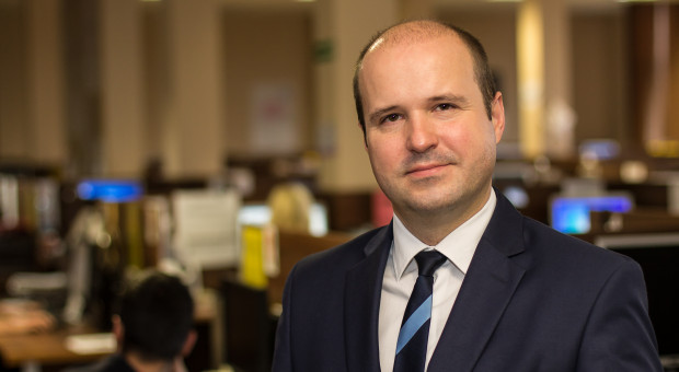 - Dobrą metodą na pozyskanie nowych osób do pracy jest również poproszenie obecnych członków zespołu o polecanie pracy kolegom i koleżankom - mówi Artur Kapacki, prezes contact center Telmon. (fot.mat.pras.) Praca w call center, Kapacki: Czasy, kiedy pod drzwiami stała kolejka chętnych do pracy minęły