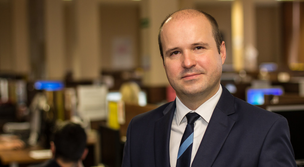- Dobrą metodą na pozyskanie nowych osób do pracy jest również poproszenie obecnych członków zespołu o polecanie pracy kolegom i koleżankom - mówi Artur Kapacki, prezes contact center Telmon. (fot.mat.pras.) Praca w call center, Kapacki: Czasy, kiedy pod drzwiami stała kolejka chętnych do pracy minęły