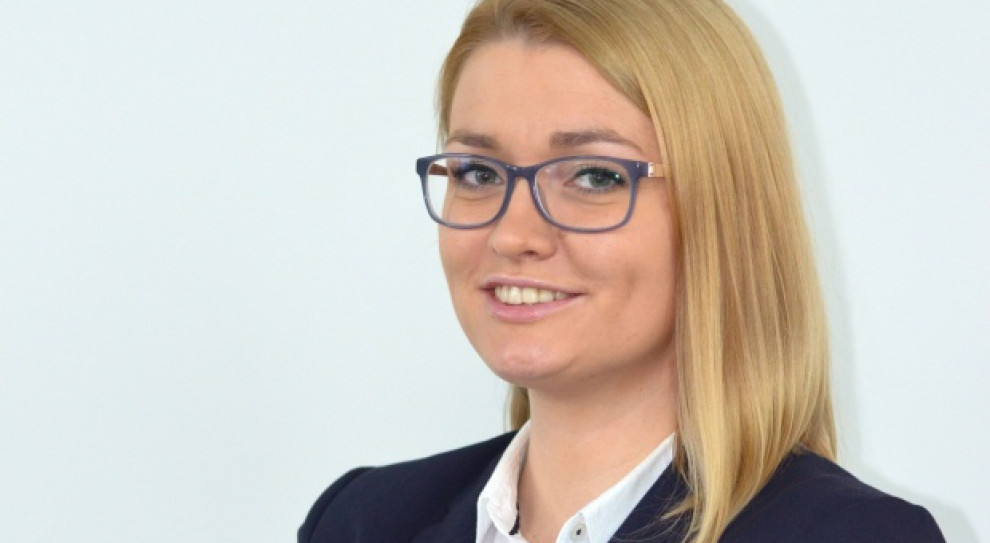– Dla rynku pracy w handlu zmiana w przepisach będzie odczuwalna głównie dla pracodawców, którzy wcześniejszych przepisów nadużywal - mówi Małgorzata Ambroziak, ekspert rynku pracy Antal (na zdj.) Umowa o pracę na piśmie przed podjęciem zatrudnienia. "Nie będzie to duże utrudnienie dla pracodawcy"