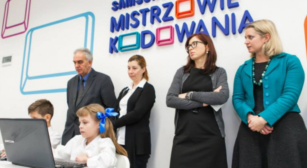 Program odwrócił utrwalony model lekcji: mistrz i uczniowie. Dzięki temu, że dzieci i młodzież z większą łatwością przyswajają umiejętności cyfrowe, mogą wspólnie z nauczycielami inspirować się wzajemnie. (fot. mat.pras.) Mistrzowie Kodowania, Samsung: Ponad 10 tys. uczniów i 3 tys. nauczycieli w trzeciej edycji