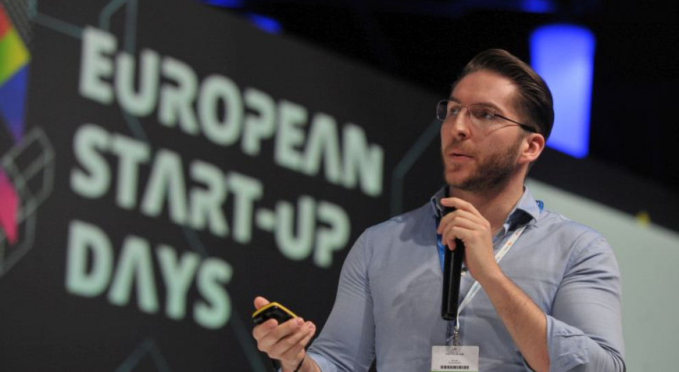 Marek Zmysłowski, założyciel HotelOga, zachęcał podczas European Start-Up Days w Katowicach do inwestowania w Afryce. (fot. PTWP) Zmysłowski, HotelOga: "Afryka to kontynent rządzony przez komórki”