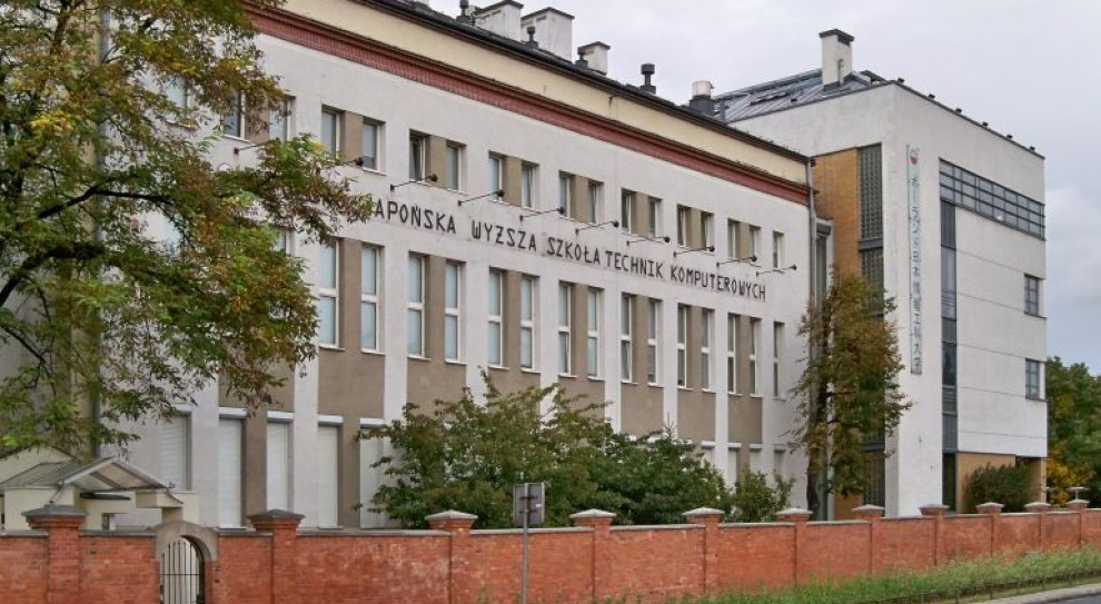 Mediana zarobków absolwentów Polsko-Japońskiej Akademii Technik Komputerowych wynoszi 9 tys. zł. (Fot.: Wikimedia, CC BY-SA 4.0) Zarobki absolwentów. Którą uczelnie wybrać?