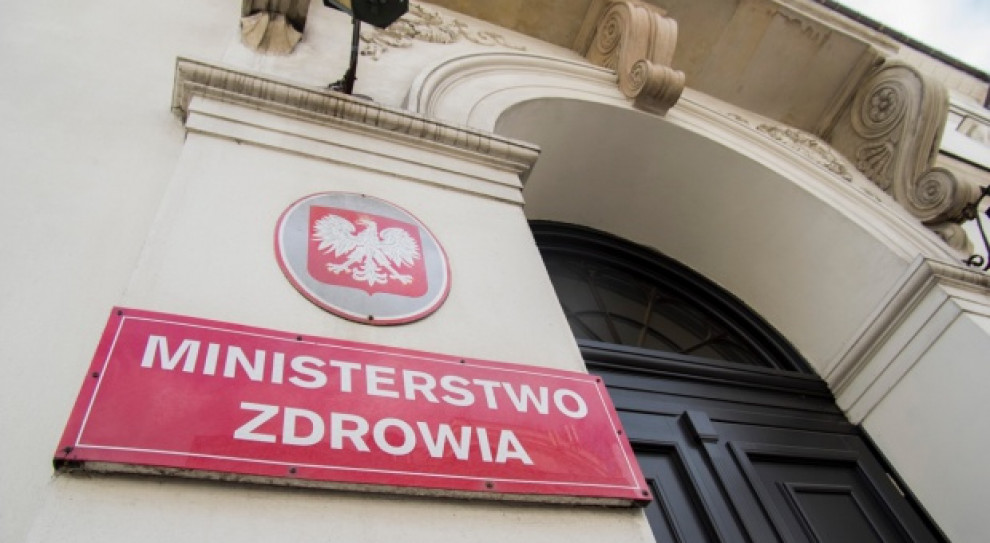 - Konieczne jest niezwłoczne pochylenie się nad stanem, w jakim znajduje się polskie pielęgniarstwo i położnictwo - napisano w petycji(fot.PTWP) Pikieta przed Ministerstwem Zdrowia: Manifestujący postulują o podwyżki dla pielęgniarek i położnych