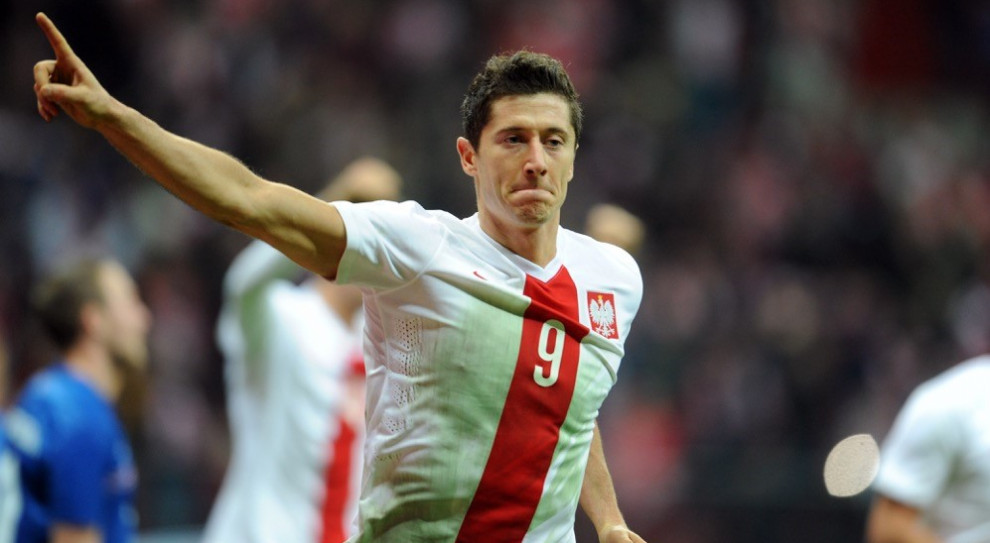 Pracownicy powinni unikać zbierania czerwonych kartek. (Fot.:shutterstock) Euro 2016: Za kibicowanie Lewandowskiemu i spółce pracownicy nie muszą dostawać "czerwonych kartek"
