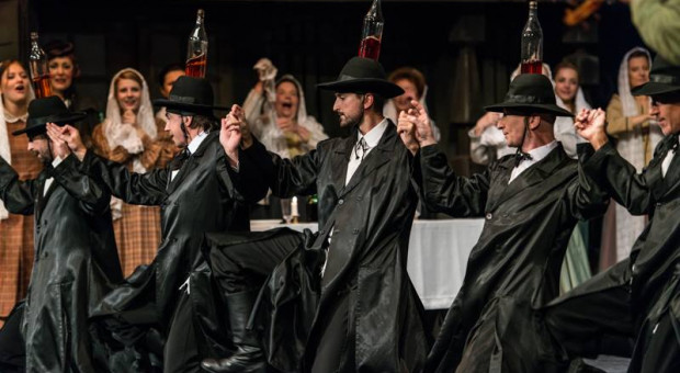 Już czwartkowy pokaz "Skrzypka na dachu" aktorzy zagrali w plenerze. Fot. Teatr Żydowski/twitter Teatr Żydowski będzie grał do końca sezonu. Od teraz w plenerze