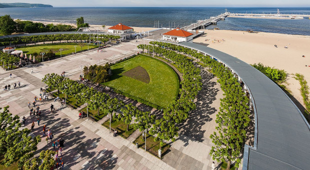 Rośnie liczba ofert pracy związanych z turystyką, hotelarstwem i gastronomią nad polskim morzem i w górach (Sopot, fot.wikipedia.org/Diego Delso) Praca nad morzem i w górach: Turystyka, hotelarstwo i gastronomia szuka pracowników i dobrze płaci