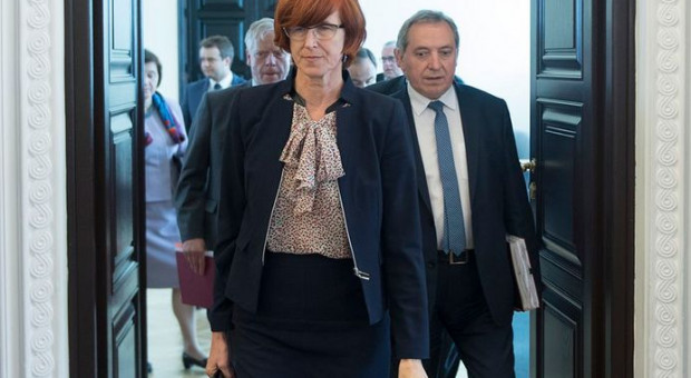 Elżbieta Rafalska, szefowa resortu rodziny i pracy zapowiada, że minimalna stawka godzinowa może wynieść 13 zł. (fot. Twitter) Minimalna stawka godzinowa wyniesie 13 zł?