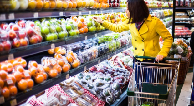 - Jeżeli zamkniemy handel w tych centrach, to usługi nie będą w stanie przyciągnąć tylu klientów i być może pozostaną one martwe - mówi Urszula Kłosiewicz-Górecka (fot.shutterstock) Zakaz handlu w niedzielę, zwolnienia: 50 tys. osób może stracić pracę