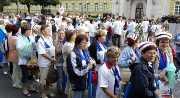 Pielęgniarki kończą 5-letnie studia, jednak lekarze cały czas widzą w nich tylko osoby mające usługiwać i im, i pacjentom (Fot. archiwum) Pielęgniarki po studiach nie chcą być służącymi