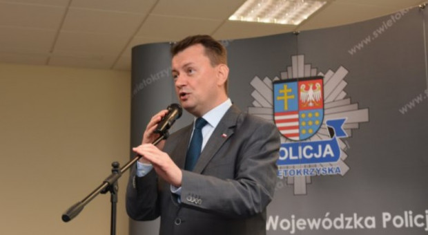 - Naszym założeniem jest żeby policjanci wyszli zza biurek. Chcemy wzmocnić rolę dzielnicowych - powiedział Mariusz Błaszczak (fot.mswia.gov.pl) Policja, MSWiA: Dzielnicowych będzie więcej