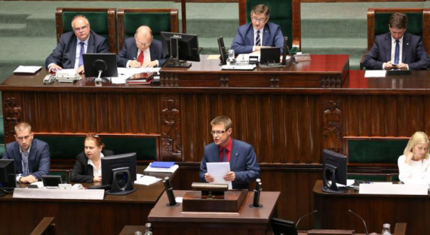 Za odrzuceniem propozycji ludowców opowiedziało się 277 posłów (przede wszystkim z klubów PiS, Kukiz'15 i Nowoczesnej), przeciw - 146 (przede wszystkim z PO i PSL), od głosu wstrzymało się - 4 (z klubu Kukiz'15 i niezrzeszony) (fot. sejm/twitter) Rzecznik Praw Przedsiębiorcy: Projekt odrzucony. Przedsiębiorcy nie będą mieć swojego rzecznika