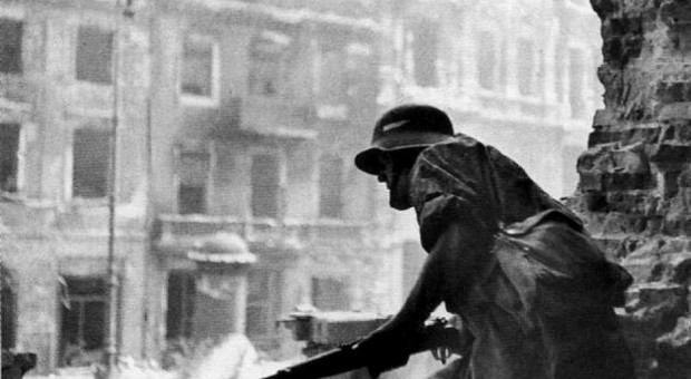 Polski powstaniec z Warszawy w roku 1944. (fot.:wikiedia.org/domena publiczna) Dziennikarze zostaną ukarani za naśmiewanie się z wierszy powstańców warszawskich?