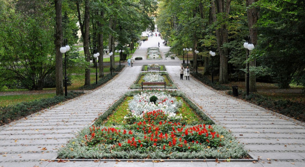 Park zdrojowy w Polanicy. Fot. wikipedia/CC BY-SA 3.0 pl Uzdrowiska, praca: Miejsca pracy mogą zniknąć przez ustawę