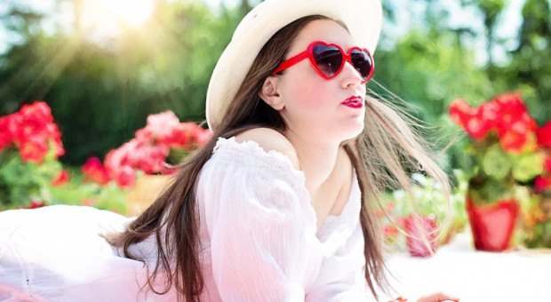 Każdą biznesową stylizacje należałoby uzupełnić o dodatki (fot.pixabay.com) Dress code, lato: Biznesowy styl kobiety ulega zmianie