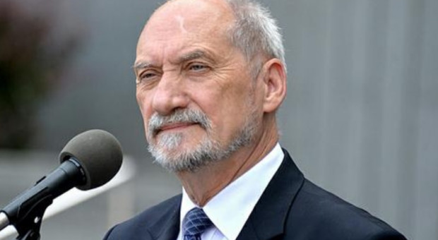 - Uchwała rządu została przyjęta kilka dni temu - poinformował Macierewicz (Antoni Macierewicz, fot. ppor. Robert Suchy/CO MON/mon.gov.pl) Samoloty dla VIP-ów będą wyposażone w system obronny