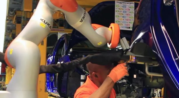 (Fot. YouTube) Roboty Forda współpracują z ludźmi. Montują amortyzatory i... parzą kawę