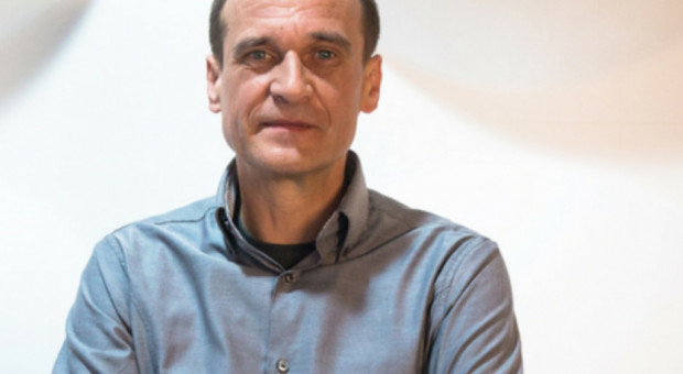 - Mamy 500 plus, mamy Mieszkanie plus, teraz mamy koryto Plus - ironizował Kukiz (Paweł Kukiz, fot.:twitter.com/Kukiz15) Kukiz o podwyżkach w rządzie: Teraz mamy koryto plus Ludzie dostaną po 12 zł za godzinę, a rządzący tysiące
