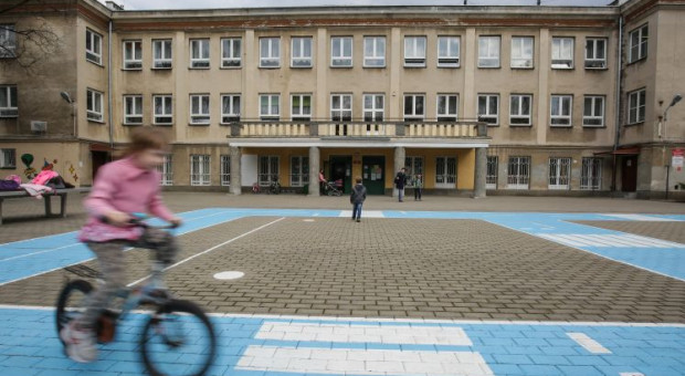 Pracownicy geberit przeprowadzą remont w w Szkole Podstawowej nr 166 im. Żwirki i Wigury w Warszawie. (Fot. Mat. pras.) CSR: Pracownicy Geberit wyremontują warszawską szkołę podstawową