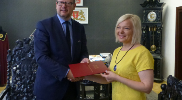 Małgorzata Niemkiewicz otrzymała nominację na stanowisko dyrektora z rąk prezydenta Pawła Adamowicza (fot.mat.pras.) Małgorzata Niemkiewicz nowym dyrektorem MOPR w Gdańsku