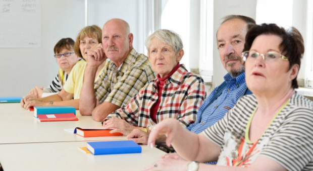 Rząd pracuje nad nowymi ulgami, które zachęcą firmy do zatrudniania seniorów. (fot. shutterstock) Będą nowe ulgi dla firm zatrudniających seniorów?