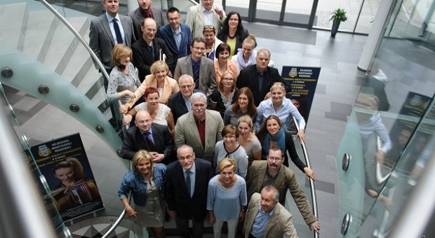 Baby Boomers, generacja X, Millenialsi oraz Zetki, czyli 4 pokolenia pracowników (fot. wikimedia) Cztery pokolenia pracowników i tylko jedno biuro. Jest sposób, by temu zaradzić