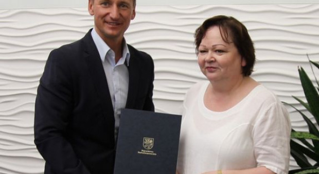 Marszałek woj. zachodniopomorskiego Olgierd Geblewicz i Barbara Igielska, dyrektor ZKP w Szczecinie. (fot. mat. Urzędu Marszałkowskiego w Szczecinie). Barbara Igielska dyrektorem Zamku Książąt Pomorskich w Szczecinie