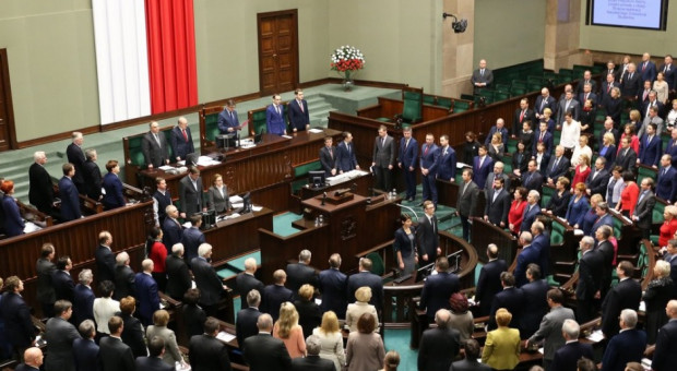Dietę otrzymują tylko parlamentarzyści zawodowi, to znaczy tacy, którzy nie wykonują aktualnie innych czynności zawodowych. (fot.: twitter.com/kancelariasejmu) Ile zarabia poseł, minister, premier, prezydent i urzędnik państwowy?