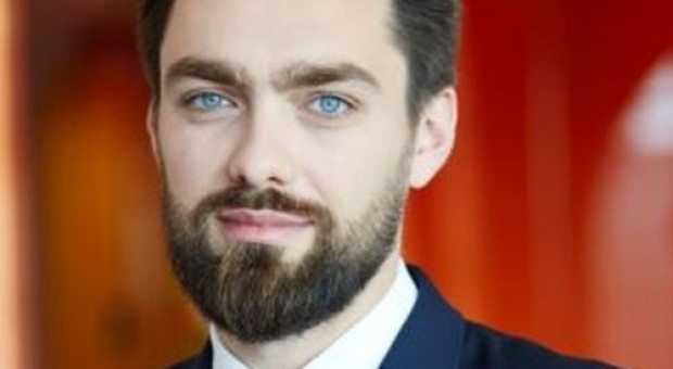 Adam Kowlaczyk posiada ponad 10-letnie doświadczenia pracy w zespołach litigation & regulatory. (Fot. Mat. pras.) Adam Kowalczyk dołącza do PwC Legal