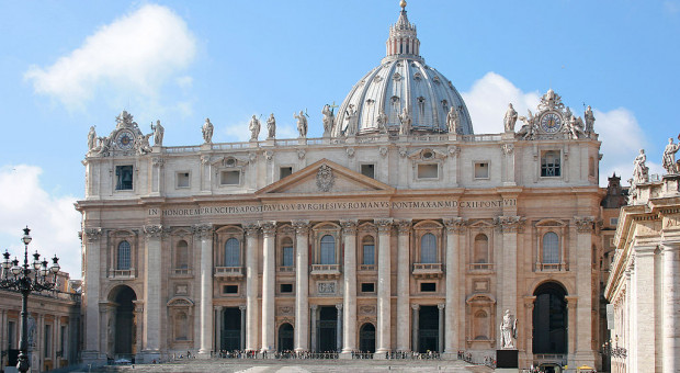 Papież obniżył pensje w Watykanie