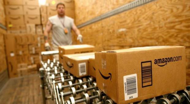 Według Solidarności zatrudnione w magazynach Amazona osoby narzekają na niewspółmiernie niskie zarobki w porównaniu z ciężką pracą, którą wykonują. (fot. Amazon.com) Solidarność: Rosnące wyniki finansowe Amazona nie przekładają się na pensje pracowników