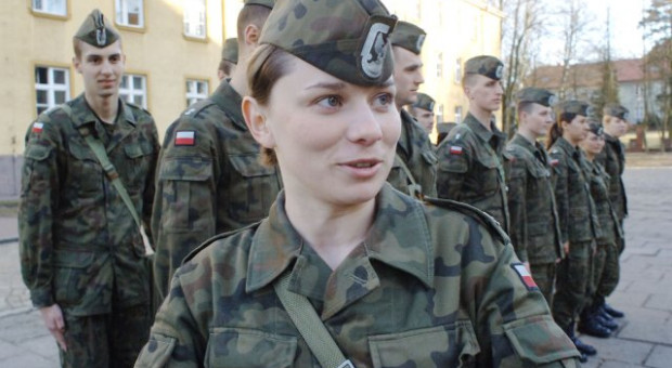 "Panie będą podlegały takim samym wymogom jak panowie." (Fot.: nasze-wojsko.pl) Kobiety też garną się do Obrony Terytorialnej. To kolejne 500 plus