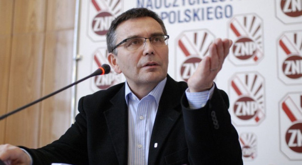 - Przekształcenie szkół podstawowych i zasadniczych nie oznacza, że wszyscy zatrudnieni tam nauczyciele, będą pracowali nadal i na tych samych warunkach – twierdzi Krzysztof Baszczyński (fot.: znp.edu.pl) Reforma oświaty: Samorządy liczą koszty, związkowcy miejsca pracy