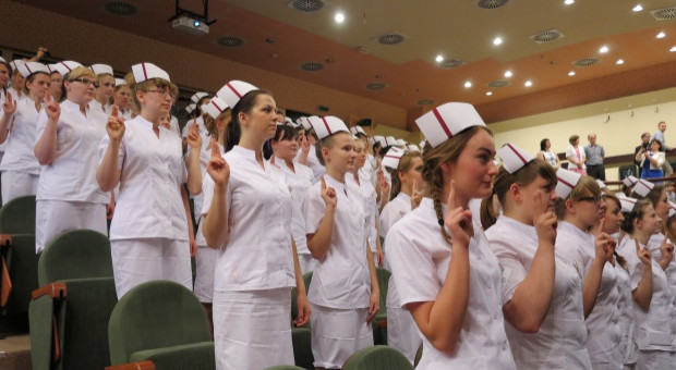 - Studenci pielęgniarstwa i położnictwa kształcą się często z myślą o pracy zagranicą - mówi dr Piotr Karniej. Fot. SUM Studia pielęgniarskie wracają do łask. Czy jednak ich absolwenci zostaną w kraju?