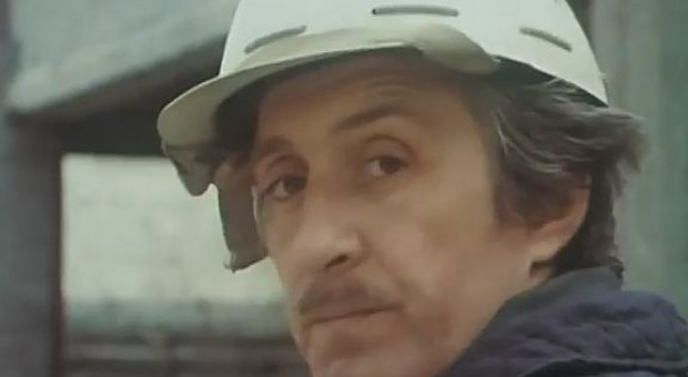 Według naukowców osoby po 40. roku życia nie powinny pracować więcej niż 25 godzin tygodniowo. To źle wpływa na ich inteligencję. (fot. youtube/Kadr z serialu "Czterdziestolatek") Masz ponad 40 lat? Nie powinieneś pracować więcej niż trzy dni w tygodniu