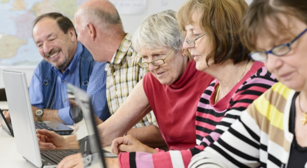 Polskie społeczeństwo się starzeje i seniorów będziemy mieli na rynku pracy coraz więcej (fot. shutterstock.com) Rynek pracy musi przygotować się na seniorów. Jak?