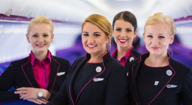 Osoby zainteresowane pracą na pokładzie linii lotniczych Wizz Air powinny znać biegle język angielski i umieć pływać. (fot. Wizz Air.com) Praca, Wizz Air: Linie lotnicze rekrutują personel pokładowy w Polsce