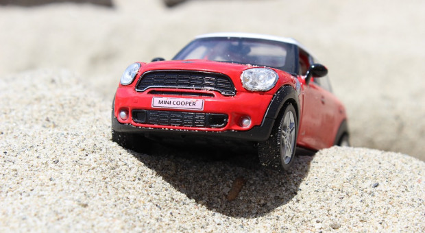 Pracodawca może sprawdzić gdzie jeżdżą jego pracownicy, czy wykorzystują samochód do celów służbowych czy prywatnych (fot.pixabay) Służbowe auto: Pracodawca może sprawdzić jak pracownik traktuje samochód firmowy