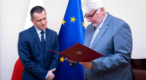 Witold Waszczykowski wręczył Arturowi Orzechowskiemu nominację prezydenta na stanowisko Ambasadora RP w Królestwie Belgii (fot.msz.gov.pl) Artur Orzechowski ambasadorem RP w Królestwie Belgii